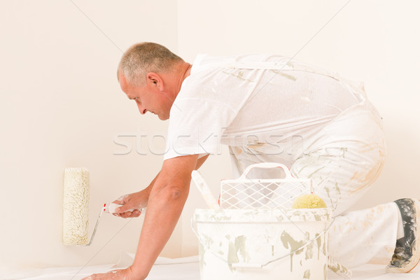 Home uomo maturo vernice pittura bianco muro Foto d'archivio © CandyboxPhoto