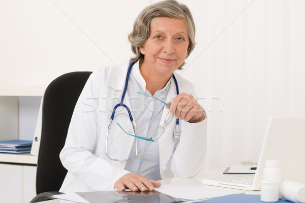 Foto stock: Altos · médico · femenino · sentarse · detrás