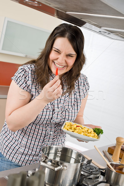 Szakács plus size mosolygó nő chilipaprika tortellini főzés Stock fotó © CandyboxPhoto