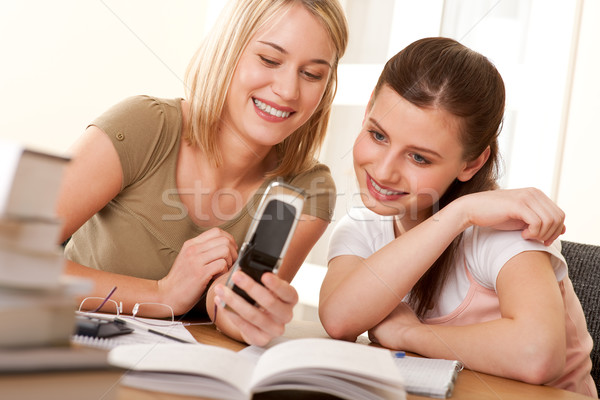 Student doua fete vizionarea telefon mobil femeie Imagine de stoc © CandyboxPhoto