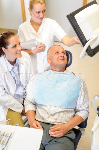 Om pacient dentar consultare dentist chirurgie Imagine de stoc © CandyboxPhoto