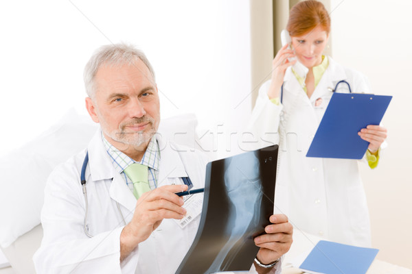 Foto stock: Médico · equipe · senior · médico · raio · x · hospital