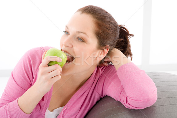 Femeie de fitness mânca măr fericit fruct portret Imagine de stoc © CandyboxPhoto