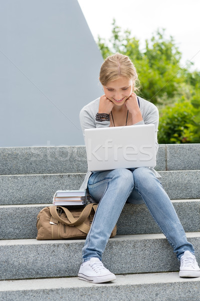 Jóvenes estudiante mujer aire libre portátil sesión Foto stock © CandyboxPhoto