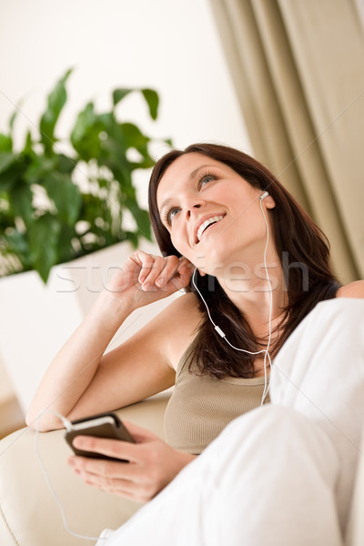 Frau halten hören Lounge Ohrhörer Stock foto © CandyboxPhoto
