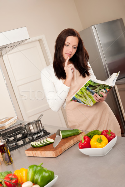 Jonge vrouw lezing kookboek keuken naar recept Stockfoto © CandyboxPhoto