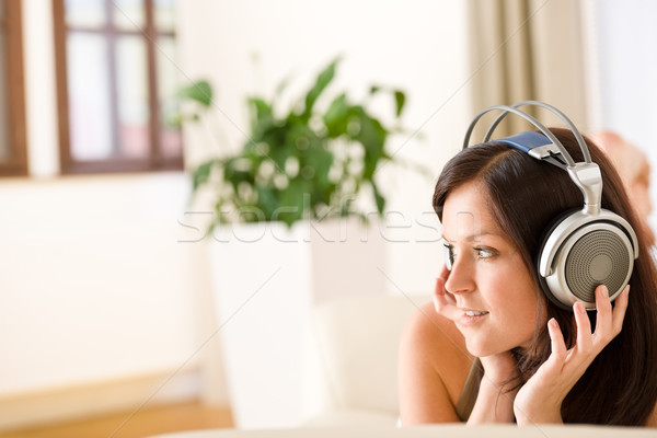 女子 頭戴耳機 聽 音樂 休息室 植物 商業照片 © CandyboxPhoto