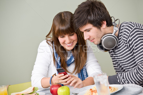 Studente adolescente Coppia cellulare pausa pranzo Foto d'archivio © CandyboxPhoto