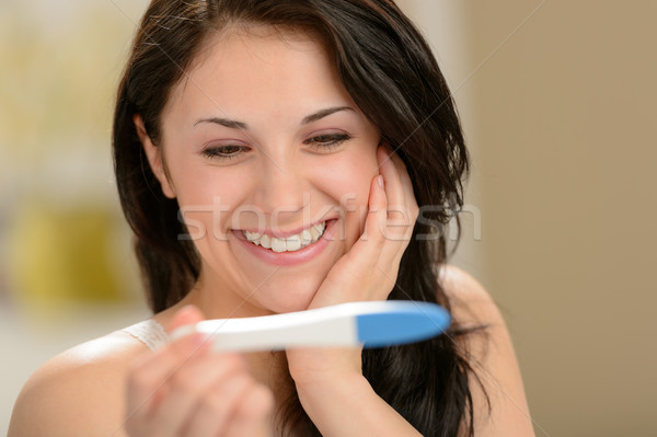 Stock foto: Erfreut · Frau · halten · Schwangerschaftstest · überrascht · schwanger