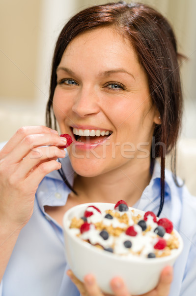 Freudige Frau Essen Getreide Morgen gesunde Ernährung Stock foto © CandyboxPhoto