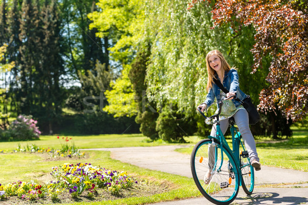 Râs fată calarie bicicletă parc însorit Imagine de stoc © CandyboxPhoto