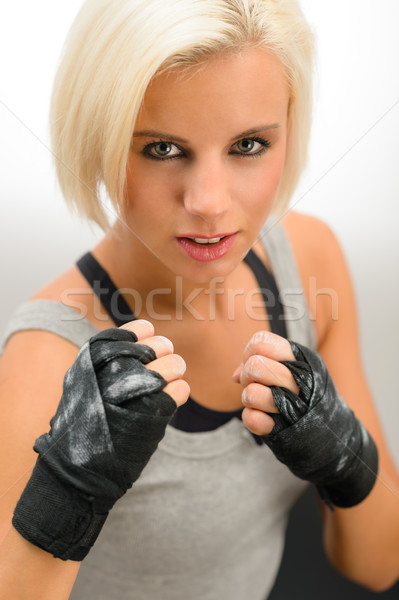 Femeie gata luptă mănuşi dur box Imagine de stoc © CandyboxPhoto