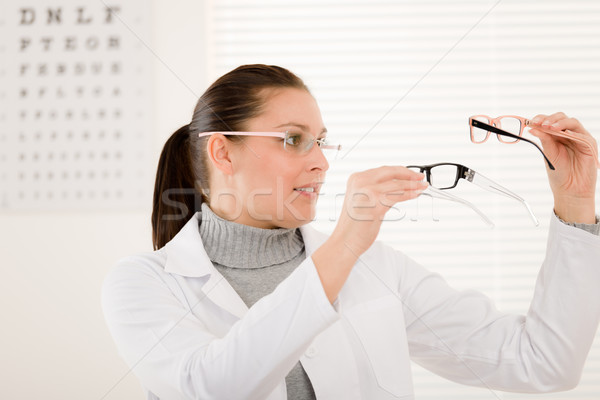 [[stock_photo]]: Opticien · médecin · femme · verres · oeil · graphique