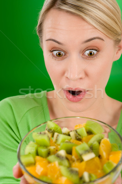 Foto stock: Mulher · salada · de · frutas · tigela · verde