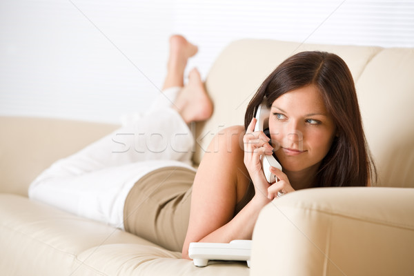 Zdjęcia stock: Telefonu · młoda · kobieta · wzywając · salon · sofa