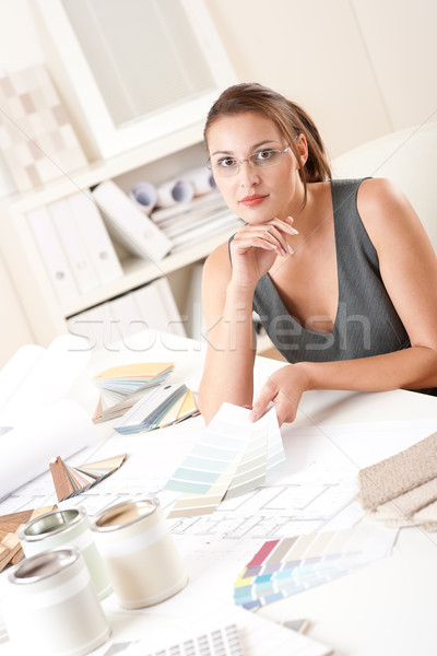 女 室內設計師 工作的 顏色 辦公室 選擇 商業照片 © CandyboxPhoto