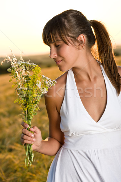 Stock foto: Romantischen · Brünette · Frau · Sonnenuntergang · Mais · Bereich