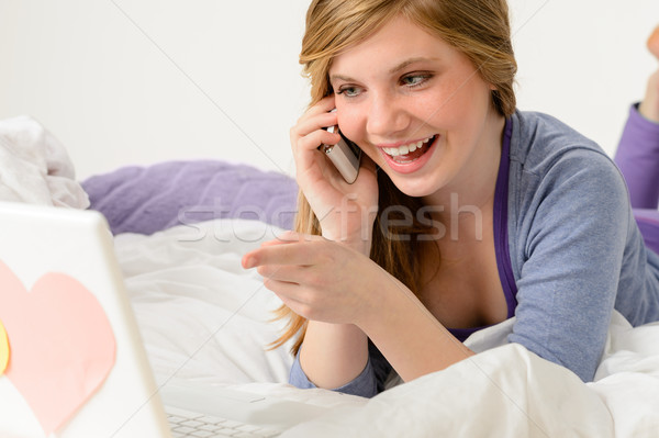 смеясь подростку расслабляющая телефон используя ноутбук Сток-фото © CandyboxPhoto