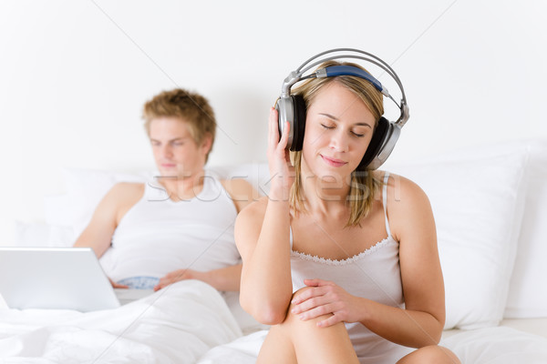 Foto stock: Relaxar · cama · música · laptop · juntos