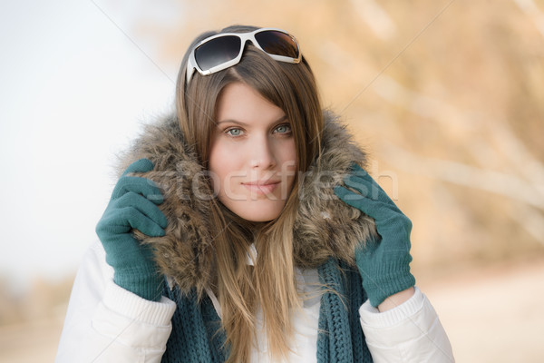 Foto d'archivio: Inverno · moda · donna · pelliccia · guanti · fuori