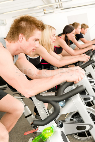 Fitness grup de oameni sală de gimnastică bicicletă bicicletă om Imagine de stoc © CandyboxPhoto