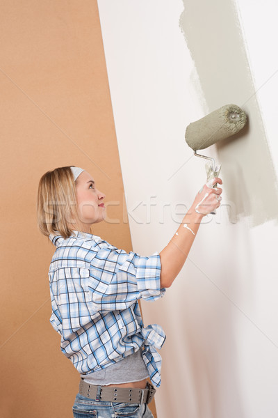 Foto stock: Mejoras · para · el · hogar · rubio · mujer · pintura · pared · pintura