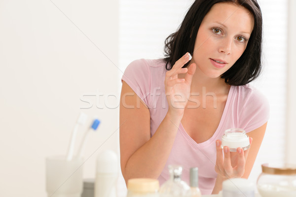 Schönheit Frau Feuchtigkeitscreme Sahne Bad Spiegel Stock foto © CandyboxPhoto