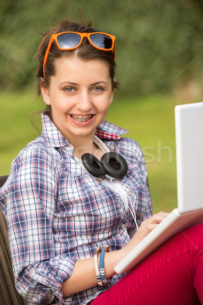 Foto d'archivio: Studente · bretelle · utilizzando · il · computer · portatile · parco · felice · seduta