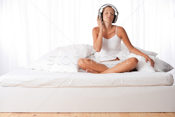 Stockfoto: Jonge · vrouw · witte · hoofdtelefoon · luisteren · naar · muziek · slaapkamer · vrouw