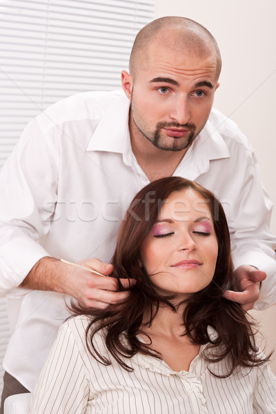 Zawodowych fryzjer grzebień klienta salon mężczyzna Zdjęcia stock © CandyboxPhoto