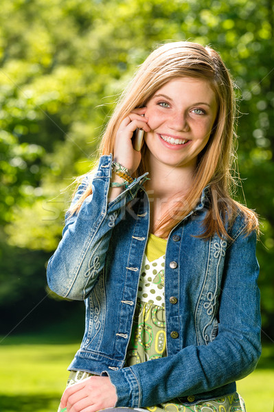 活潑 年輕的女孩 說 電話 外 女孩 商業照片 © CandyboxPhoto