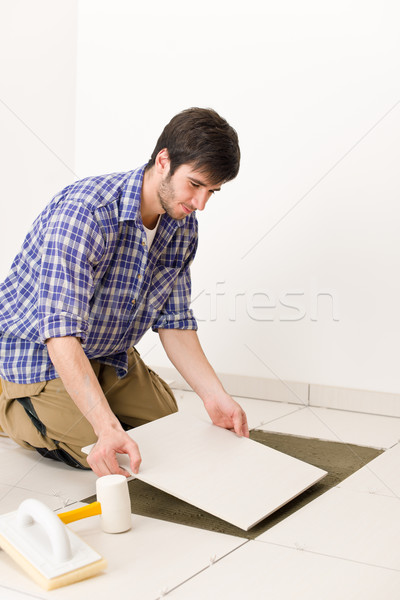 Amélioration de l'habitat bricoleur carrelage homme [[stock_photo]] © CandyboxPhoto