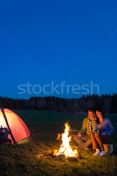 Foto stock: Camping · noite · casal · cozinhar · fogueira · romântico