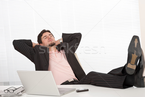 Jonge zakenman zwart pak ontspannen kantoor benen Stockfoto © CandyboxPhoto