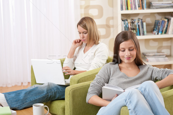 Stock foto: Studenten · zwei · Laptop · Buch · modernen