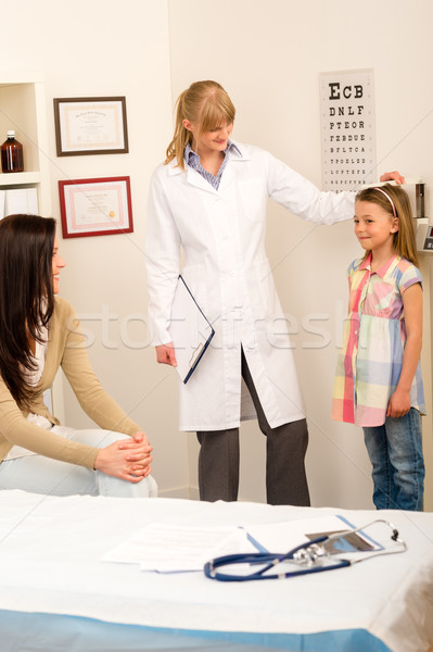 Foto stock: Médico · menina · medir · altura · peso