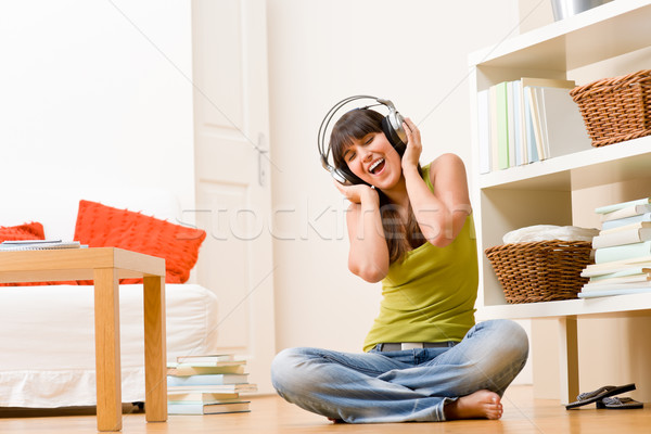 Adolescent fată relaxa acasă fericit asculta Imagine de stoc © CandyboxPhoto