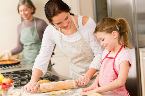 Stockfoto: Jong · meisje · appeltaart · moeder · grootmoeder · voedsel