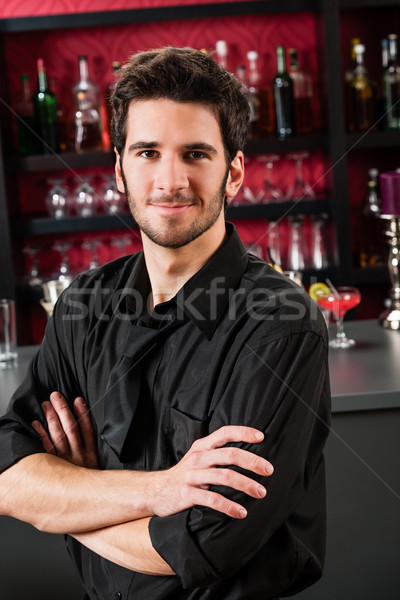 Foto stock: Barman · desgaste · preto · em · pé · coquetel · bar