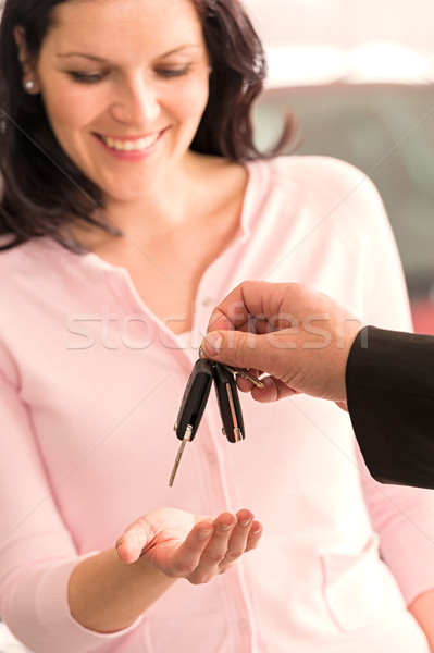 Fericit femeie cheile de la masina agent portret tineri Imagine de stoc © CandyboxPhoto