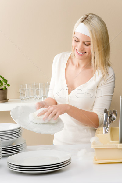 Foto stock: Moderna · cocina · feliz · mujer · tareas · de · la · casa