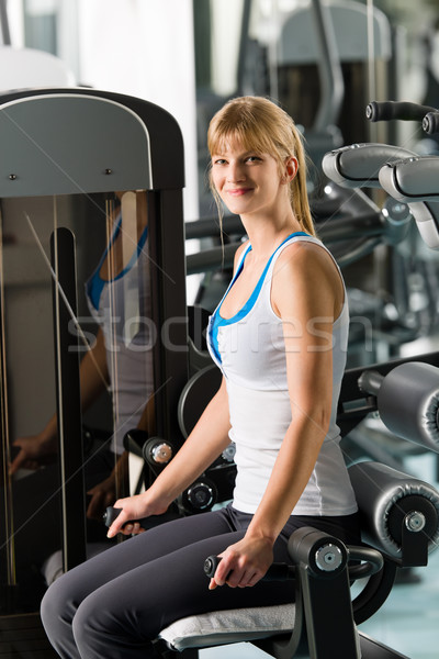 商業照片: 年輕女子 · 行使 · 健身房 · 健身 · 中心 · 鍛煉