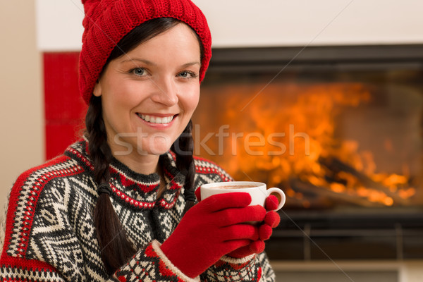 Cămin iarnă Crăciun femeie bea acasă Imagine de stoc © CandyboxPhoto