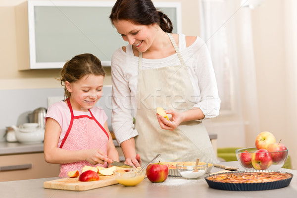 Foto stock: Madre · hija · manzanas · pie · sonriendo