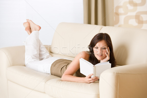 Młodych szczęśliwy kobieta przeczytać książki sofa Zdjęcia stock © CandyboxPhoto
