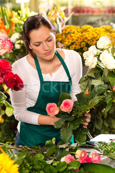 [[stock_photo]]: Femme · fleuriste · bouquet · fleurs · magasin · détail