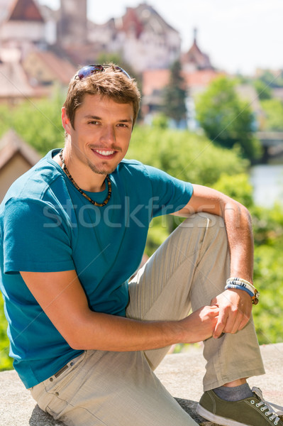 Junger Mann besuchen Stadt Besichtigung lächelnd posiert Stock foto © CandyboxPhoto