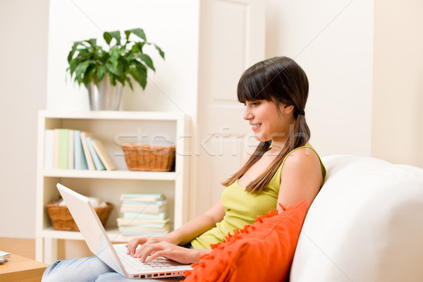 Stockfoto: Tiener · meisje · ontspannen · home · gelukkig · laptop
