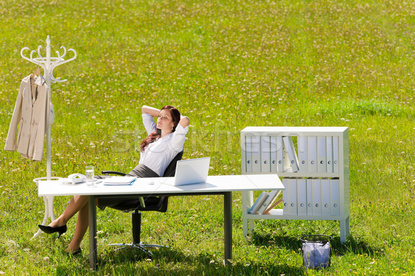 商業照片: 女實業家 · 晴朗 · 草地 · 放鬆 · 性質 · 辦公室