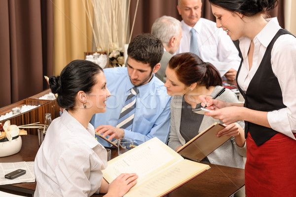 Stock foto: Business · Mittagessen · Kellnerin · um · Essen